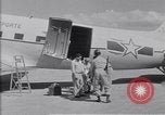 Standbild Krankenwagen transportiert Patienten Flugplatz Guatemala, 1954, aus Sekunde 41 historischem Filmmaterial Videoclip 65675039889