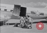 Standbild Krankenwagen transportiert Patienten Flugplatz Guatemala, 1954, aus Sekunde 42 historischem Filmmaterial Videoclip 65675039889