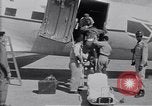 Standbild Krankenwagen transportiert Patienten Flugplatz Guatemala, 1954, aus Sekunde 47 historischem Filmmaterial Videoclip 65675039889