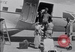 Standbild Krankenwagen transportiert Patienten Flugplatz Guatemala, 1954, aus Sekunde 49 historischem Filmmaterial Videoclip 65675039889