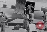 Standbild Krankenwagen transportiert Patienten Flugplatz Guatemala, 1954, aus Sekunde 52 historischem Filmmaterial Videoclip 65675039889