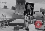 Standbild Krankenwagen transportiert Patienten Flugplatz Guatemala, 1954, aus Sekunde 54 historischem Filmmaterial Videoclip 65675039889