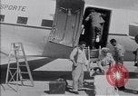 Standbild Krankenwagen transportiert Patienten Flugplatz Guatemala, 1954, aus Sekunde 55 historischem Filmmaterial Videoclip 65675039889