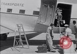 Standbild Krankenwagen transportiert Patienten Flugplatz Guatemala, 1954, aus Sekunde 58 historischem Filmmaterial Videoclip 65675039889