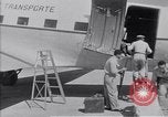 Standbild Krankenwagen transportiert Patienten Flugplatz Guatemala, 1954, aus Sekunde 60 historischem Filmmaterial Videoclip 65675039889