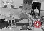 Standbild Krankenwagen transportiert Patienten Flugplatz Guatemala, 1954, aus Sekunde 61 historischem Filmmaterial Videoclip 65675039889