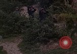Standbild Vietcong Gefangene befragt von Südvietnam officer begleitet Tuy Hoà Süd Vietnam, 1962, aus Sekunde 5 historischem Filmmaterial Videoclip 65675039915
