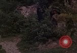 Standbild Vietcong Gefangene befragt von Südvietnam officer begleitet Tuy Hoà Süd Vietnam, 1962, aus Sekunde 6 historischem Filmmaterial Videoclip 65675039915