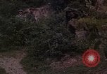 Standbild Vietcong Gefangene befragt von Südvietnam officer begleitet Tuy Hoà Süd Vietnam, 1962, aus Sekunde 7 historischem Filmmaterial Videoclip 65675039915
