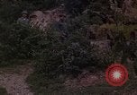 Standbild Vietcong Gefangene befragt von Südvietnam officer begleitet Tuy Hoà Süd Vietnam, 1962, aus Sekunde 8 historischem Filmmaterial Videoclip 65675039915