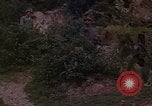 Standbild Vietcong Gefangene befragt von Südvietnam officer begleitet Tuy Hoà Süd Vietnam, 1962, aus Sekunde 9 historischem Filmmaterial Videoclip 65675039915