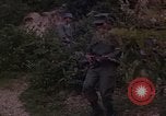 Standbild Vietcong Gefangene befragt von Südvietnam officer begleitet Tuy Hoà Süd Vietnam, 1962, aus Sekunde 11 historischem Filmmaterial Videoclip 65675039915