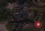 Standbild Vietcong Gefangene befragt von Südvietnam officer begleitet Tuy Hoà Süd Vietnam, 1962, aus Sekunde 12 historischem Filmmaterial Videoclip 65675039915