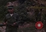 Standbild Vietcong Gefangene befragt von Südvietnam officer begleitet Tuy Hoà Süd Vietnam, 1962, aus Sekunde 13 historischem Filmmaterial Videoclip 65675039915