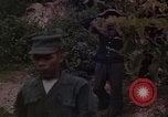 Standbild Vietcong Gefangene befragt von Südvietnam officer begleitet Tuy Hoà Süd Vietnam, 1962, aus Sekunde 14 historischem Filmmaterial Videoclip 65675039915