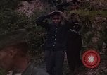 Standbild Vietcong Gefangene befragt von Südvietnam officer begleitet Tuy Hoà Süd Vietnam, 1962, aus Sekunde 15 historischem Filmmaterial Videoclip 65675039915