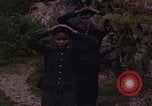 Standbild Vietcong Gefangene befragt von Südvietnam officer begleitet Tuy Hoà Süd Vietnam, 1962, aus Sekunde 16 historischem Filmmaterial Videoclip 65675039915