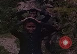 Standbild Vietcong Gefangene befragt von Südvietnam officer begleitet Tuy Hoà Süd Vietnam, 1962, aus Sekunde 17 historischem Filmmaterial Videoclip 65675039915