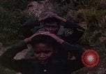 Standbild Vietcong Gefangene befragt von Südvietnam officer begleitet Tuy Hoà Süd Vietnam, 1962, aus Sekunde 18 historischem Filmmaterial Videoclip 65675039915