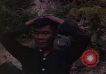 Standbild Vietcong Gefangene befragt von Südvietnam officer begleitet Tuy Hoà Süd Vietnam, 1962, aus Sekunde 19 historischem Filmmaterial Videoclip 65675039915