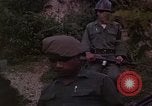 Standbild Vietcong Gefangene befragt von Südvietnam officer begleitet Tuy Hoà Süd Vietnam, 1962, aus Sekunde 20 historischem Filmmaterial Videoclip 65675039915