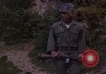Standbild Vietcong Gefangene befragt von Südvietnam officer begleitet Tuy Hoà Süd Vietnam, 1962, aus Sekunde 21 historischem Filmmaterial Videoclip 65675039915