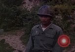 Standbild Vietcong Gefangene befragt von Südvietnam officer begleitet Tuy Hoà Süd Vietnam, 1962, aus Sekunde 22 historischem Filmmaterial Videoclip 65675039915