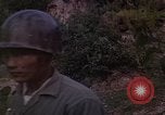Standbild Vietcong Gefangene befragt von Südvietnam officer begleitet Tuy Hoà Süd Vietnam, 1962, aus Sekunde 23 historischem Filmmaterial Videoclip 65675039915