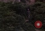 Standbild Vietcong Gefangene befragt von Südvietnam officer begleitet Tuy Hoà Süd Vietnam, 1962, aus Sekunde 28 historischem Filmmaterial Videoclip 65675039915