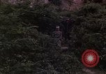 Standbild Vietcong Gefangene befragt von Südvietnam officer begleitet Tuy Hoà Süd Vietnam, 1962, aus Sekunde 31 historischem Filmmaterial Videoclip 65675039915