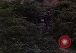 Standbild Vietcong Gefangene befragt von Südvietnam officer begleitet Tuy Hoà Süd Vietnam, 1962, aus Sekunde 33 historischem Filmmaterial Videoclip 65675039915