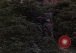 Standbild Vietcong Gefangene befragt von Südvietnam officer begleitet Tuy Hoà Süd Vietnam, 1962, aus Sekunde 35 historischem Filmmaterial Videoclip 65675039915