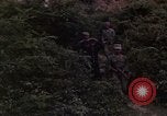 Standbild Vietcong Gefangene befragt von Südvietnam officer begleitet Tuy Hoà Süd Vietnam, 1962, aus Sekunde 36 historischem Filmmaterial Videoclip 65675039915