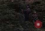 Standbild Vietcong Gefangene befragt von Südvietnam officer begleitet Tuy Hoà Süd Vietnam, 1962, aus Sekunde 37 historischem Filmmaterial Videoclip 65675039915