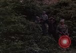 Standbild Vietcong Gefangene befragt von Südvietnam officer begleitet Tuy Hoà Süd Vietnam, 1962, aus Sekunde 38 historischem Filmmaterial Videoclip 65675039915