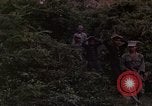Standbild Vietcong Gefangene befragt von Südvietnam officer begleitet Tuy Hoà Süd Vietnam, 1962, aus Sekunde 39 historischem Filmmaterial Videoclip 65675039915