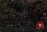 Standbild Vietcong Gefangene befragt von Südvietnam officer begleitet Tuy Hoà Süd Vietnam, 1962, aus Sekunde 40 historischem Filmmaterial Videoclip 65675039915
