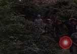Standbild Vietcong Gefangene befragt von Südvietnam officer begleitet Tuy Hoà Süd Vietnam, 1962, aus Sekunde 41 historischem Filmmaterial Videoclip 65675039915