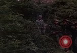 Standbild Vietcong Gefangene befragt von Südvietnam officer begleitet Tuy Hoà Süd Vietnam, 1962, aus Sekunde 42 historischem Filmmaterial Videoclip 65675039915