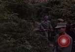 Standbild Vietcong Gefangene befragt von Südvietnam officer begleitet Tuy Hoà Süd Vietnam, 1962, aus Sekunde 44 historischem Filmmaterial Videoclip 65675039915