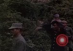 Standbild Vietcong Gefangene befragt von Südvietnam officer begleitet Tuy Hoà Süd Vietnam, 1962, aus Sekunde 45 historischem Filmmaterial Videoclip 65675039915