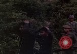 Standbild Vietcong Gefangene befragt von Südvietnam officer begleitet Tuy Hoà Süd Vietnam, 1962, aus Sekunde 46 historischem Filmmaterial Videoclip 65675039915