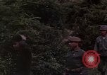 Standbild Vietcong Gefangene befragt von Südvietnam officer begleitet Tuy Hoà Süd Vietnam, 1962, aus Sekunde 47 historischem Filmmaterial Videoclip 65675039915