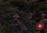 Standbild Vietcong Gefangene befragt von Südvietnam officer begleitet Tuy Hoà Süd Vietnam, 1962, aus Sekunde 48 historischem Filmmaterial Videoclip 65675039915