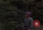 Standbild Vietcong Gefangene befragt von Südvietnam officer begleitet Tuy Hoà Süd Vietnam, 1962, aus Sekunde 49 historischem Filmmaterial Videoclip 65675039915