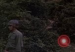 Standbild Vietcong Gefangene befragt von Südvietnam officer begleitet Tuy Hoà Süd Vietnam, 1962, aus Sekunde 50 historischem Filmmaterial Videoclip 65675039915