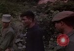 Standbild Vietcong Gefangene befragt von Südvietnam officer begleitet Tuy Hoà Süd Vietnam, 1962, aus Sekunde 52 historischem Filmmaterial Videoclip 65675039915
