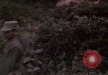 Standbild Vietcong Gefangene befragt von Südvietnam officer begleitet Tuy Hoà Süd Vietnam, 1962, aus Sekunde 53 historischem Filmmaterial Videoclip 65675039915