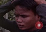 Standbild Vietcong Gefangene befragt von Südvietnam officer begleitet Tuy Hoà Süd Vietnam, 1962, aus Sekunde 55 historischem Filmmaterial Videoclip 65675039915