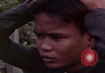 Standbild Vietcong Gefangene befragt von Südvietnam officer begleitet Tuy Hoà Süd Vietnam, 1962, aus Sekunde 56 historischem Filmmaterial Videoclip 65675039915